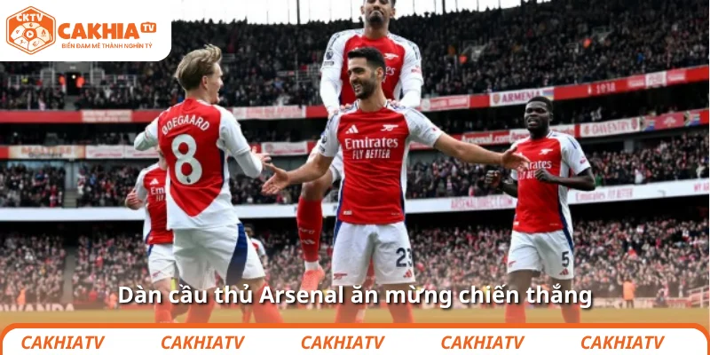 Arsenal và nghệ thuật chinh phục ELP kiểu “lạnh lùng” 1 Dàn cầu thủ Arsenal ăn mừng chiến thắng