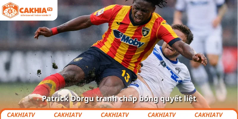 Gary Neville ngạc nhiên vì Patrick Dorgu chơi hay… quá đều 2 Patrick Dorgu tranh chấp bóng quyết liệt